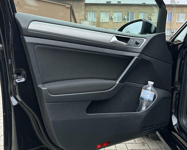 Черный Фольксваген Гольф, объемом двигателя 1.6 л и пробегом 299 тыс. км за 11500 $, фото 20 на Automoto.ua