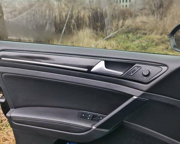 Черный Фольксваген Гольф, объемом двигателя 2 л и пробегом 217 тыс. км за 15000 $, фото 8 на Automoto.ua