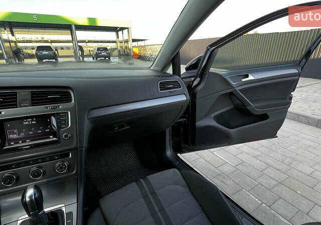 Черный Фольксваген Гольф, объемом двигателя 1.6 л и пробегом 258 тыс. км за 10300 $, фото 67 на Automoto.ua