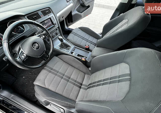 Черный Фольксваген Гольф, объемом двигателя 1.6 л и пробегом 258 тыс. км за 10300 $, фото 71 на Automoto.ua