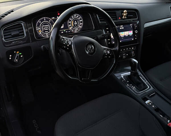 Черный Фольксваген Гольф, объемом двигателя 1.6 л и пробегом 300 тыс. км за 16900 $, фото 5 на Automoto.ua