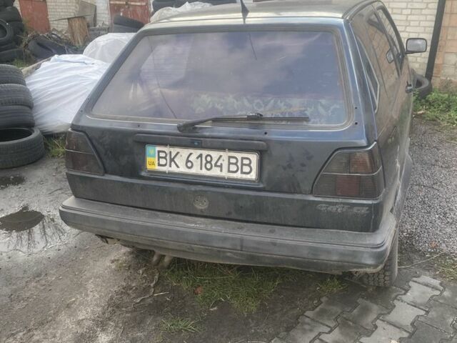 Черный Фольксваген Гольф, объемом двигателя 1.6 л и пробегом 300 тыс. км за 700 $, фото 1 на Automoto.ua