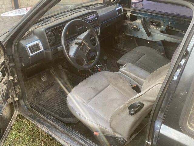 Черный Фольксваген Гольф, объемом двигателя 1.6 л и пробегом 300 тыс. км за 700 $, фото 3 на Automoto.ua