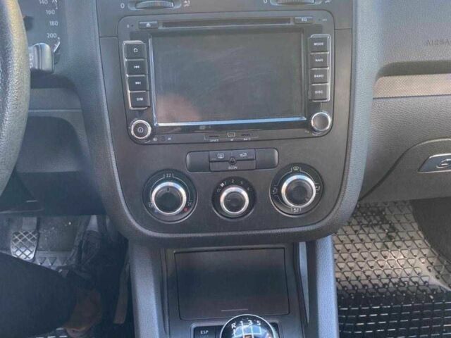 Черный Фольксваген Гольф, объемом двигателя 1.4 л и пробегом 235 тыс. км за 4300 $, фото 7 на Automoto.ua