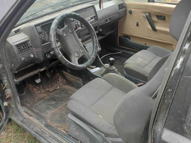 Черный Фольксваген Гольф, объемом двигателя 1.3 л и пробегом 280 тыс. км за 505 $, фото 3 на Automoto.ua