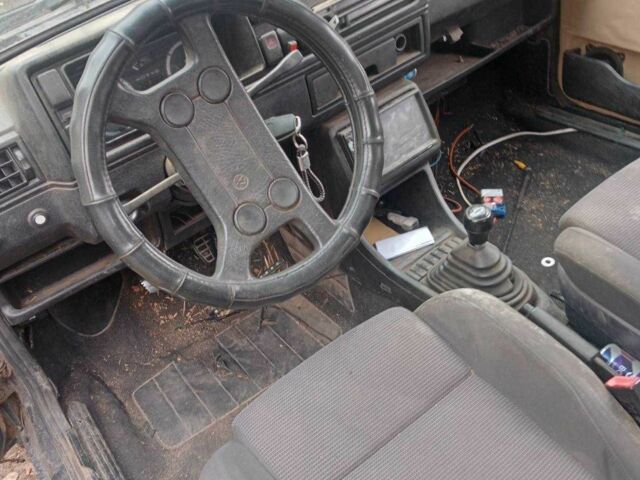 Черный Фольксваген Гольф, объемом двигателя 1.3 л и пробегом 280 тыс. км за 505 $, фото 2 на Automoto.ua