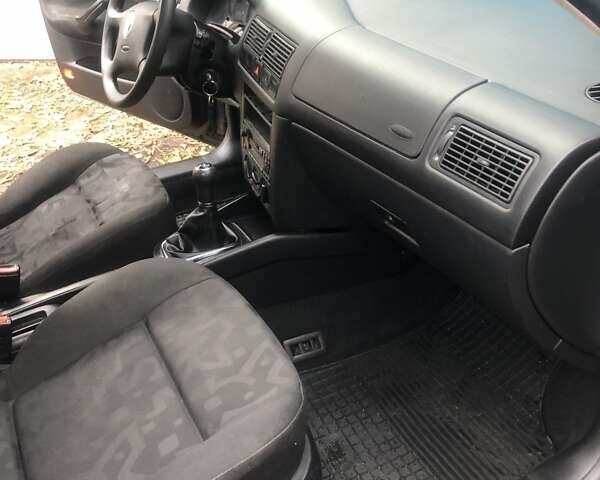 Чорний Фольксваген Гольф, об'ємом двигуна 1.39 л та пробігом 223 тис. км за 4700 $, фото 5 на Automoto.ua