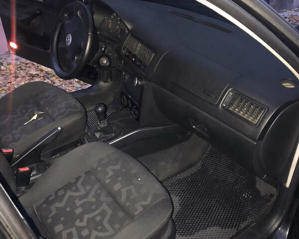 Черный Фольксваген Гольф, объемом двигателя 1.6 л и пробегом 311 тыс. км за 5000 $, фото 14 на Automoto.ua