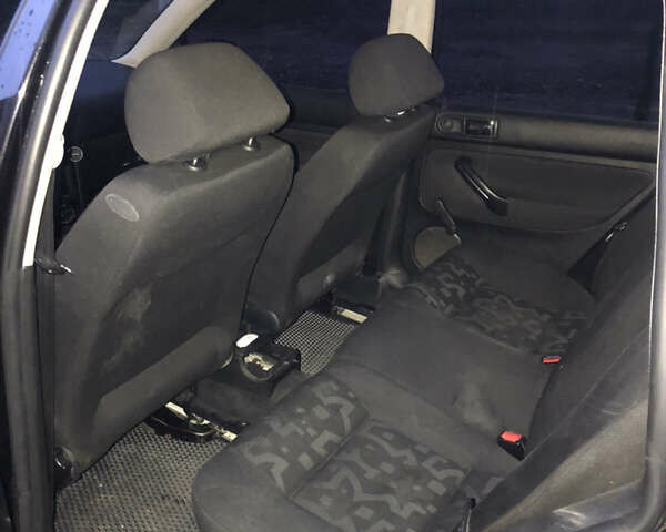 Черный Фольксваген Гольф, объемом двигателя 1.6 л и пробегом 311 тыс. км за 5000 $, фото 12 на Automoto.ua