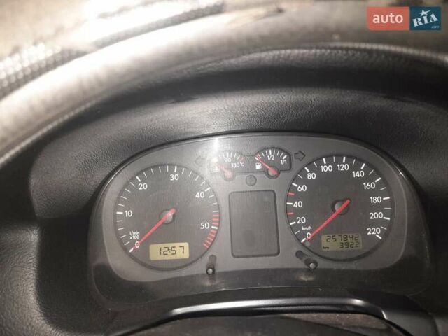 Черный Фольксваген Гольф, объемом двигателя 1.9 л и пробегом 258 тыс. км за 3900 $, фото 6 на Automoto.ua