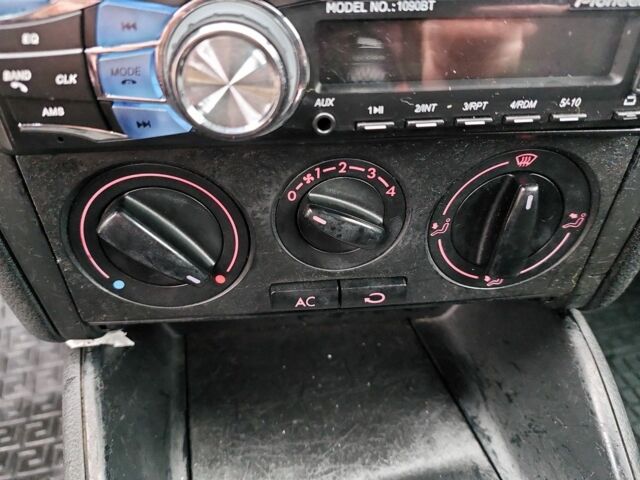 Черный Фольксваген Гольф, объемом двигателя 1.6 л и пробегом 245 тыс. км за 3950 $, фото 13 на Automoto.ua