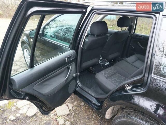 Черный Фольксваген Гольф, объемом двигателя 1.6 л и пробегом 245 тыс. км за 3950 $, фото 31 на Automoto.ua