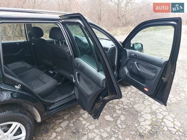 Черный Фольксваген Гольф, объемом двигателя 1.6 л и пробегом 245 тыс. км за 3950 $, фото 33 на Automoto.ua