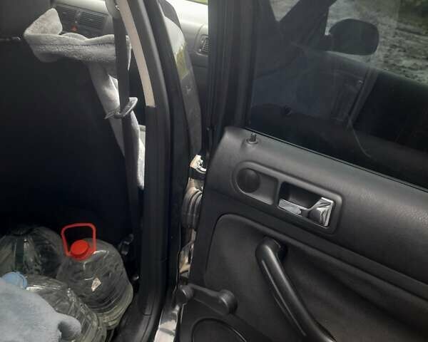 Черный Фольксваген Гольф, объемом двигателя 1.9 л и пробегом 258 тыс. км за 3900 $, фото 12 на Automoto.ua