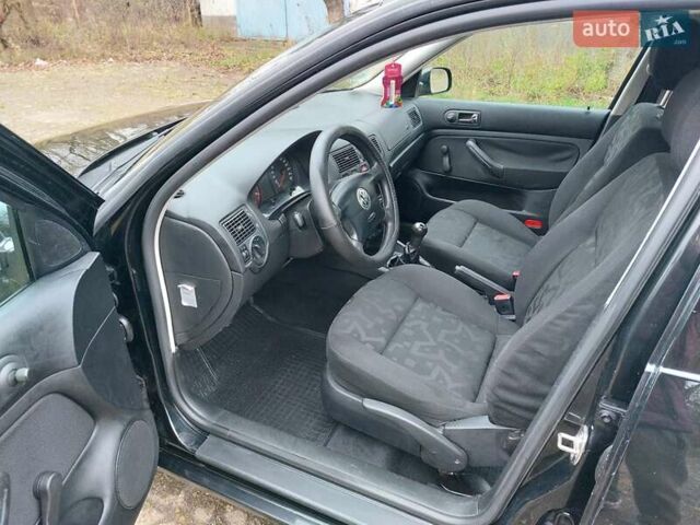 Черный Фольксваген Гольф, объемом двигателя 1.6 л и пробегом 245 тыс. км за 3950 $, фото 15 на Automoto.ua