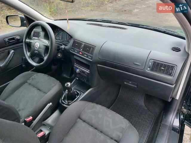 Черный Фольксваген Гольф, объемом двигателя 1.6 л и пробегом 245 тыс. км за 3950 $, фото 36 на Automoto.ua