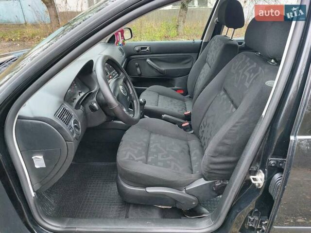 Черный Фольксваген Гольф, объемом двигателя 1.6 л и пробегом 245 тыс. км за 3950 $, фото 26 на Automoto.ua