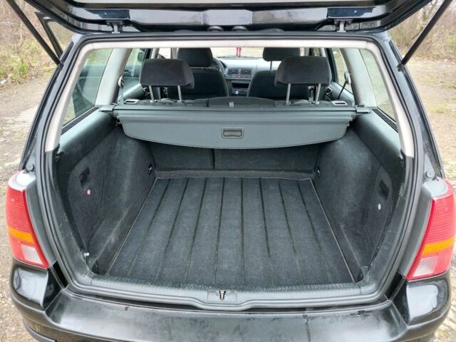 Черный Фольксваген Гольф, объемом двигателя 1.6 л и пробегом 245 тыс. км за 3950 $, фото 12 на Automoto.ua