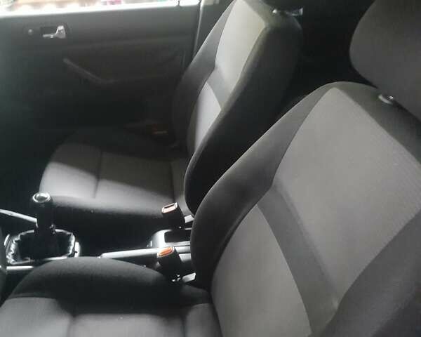 Черный Фольксваген Гольф, объемом двигателя 1.9 л и пробегом 258 тыс. км за 3900 $, фото 4 на Automoto.ua