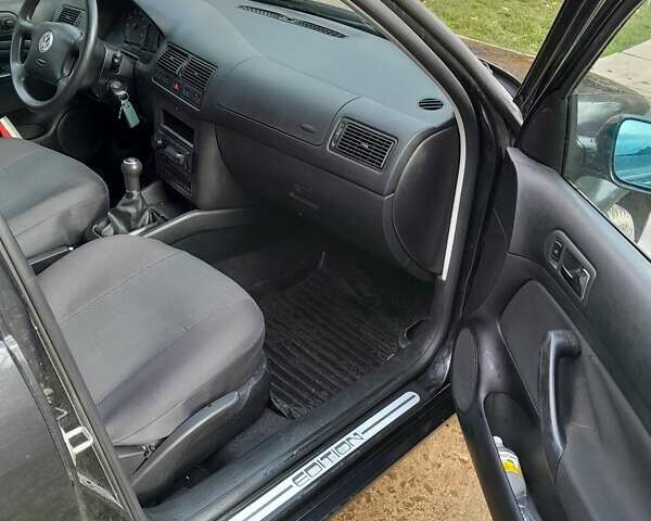 Черный Фольксваген Гольф, объемом двигателя 1.6 л и пробегом 190 тыс. км за 4200 $, фото 15 на Automoto.ua