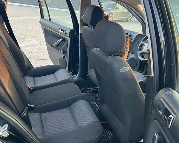 Черный Фольксваген Гольф, объемом двигателя 1.6 л и пробегом 275 тыс. км за 3900 $, фото 12 на Automoto.ua