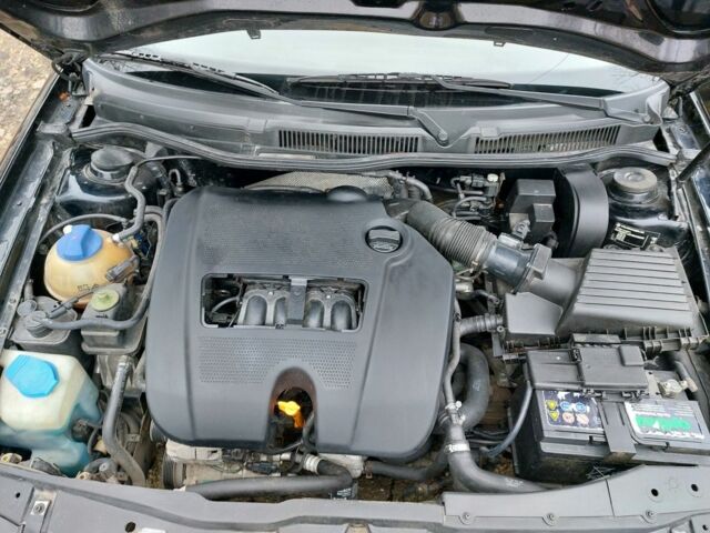 Черный Фольксваген Гольф, объемом двигателя 1.6 л и пробегом 245 тыс. км за 3950 $, фото 10 на Automoto.ua