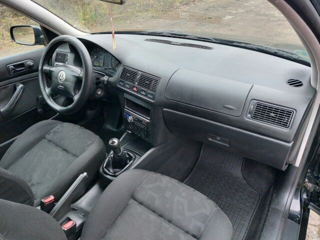 Черный Фольксваген Гольф, объемом двигателя 1.6 л и пробегом 245 тыс. км за 3950 $, фото 19 на Automoto.ua