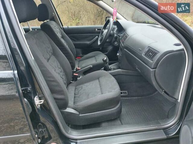 Черный Фольксваген Гольф, объемом двигателя 1.6 л и пробегом 245 тыс. км за 3950 $, фото 35 на Automoto.ua