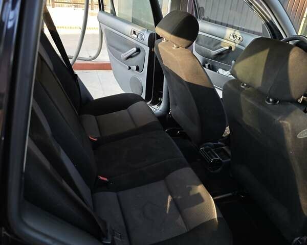 Черный Фольксваген Гольф, объемом двигателя 1.6 л и пробегом 350 тыс. км за 4100 $, фото 10 на Automoto.ua