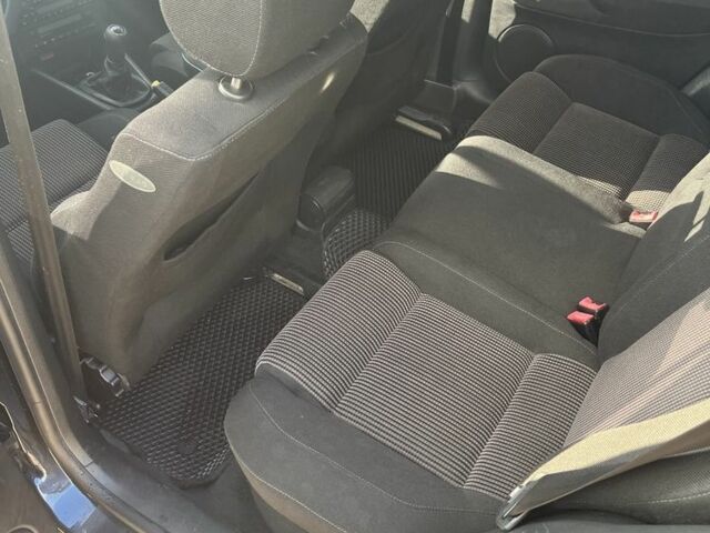 Черный Фольксваген Гольф, объемом двигателя 1.6 л и пробегом 251 тыс. км за 4300 $, фото 12 на Automoto.ua