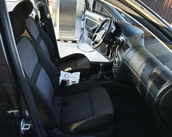 Черный Фольксваген Гольф, объемом двигателя 1.6 л и пробегом 350 тыс. км за 4100 $, фото 9 на Automoto.ua