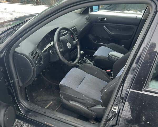 Черный Фольксваген Гольф, объемом двигателя 1.6 л и пробегом 280 тыс. км за 3700 $, фото 14 на Automoto.ua