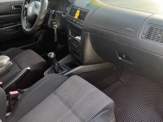 Черный Фольксваген Гольф, объемом двигателя 1.6 л и пробегом 251 тыс. км за 4300 $, фото 4 на Automoto.ua