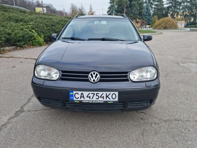 Черный Фольксваген Гольф, объемом двигателя 1.4 л и пробегом 300 тыс. км за 3900 $, фото 1 на Automoto.ua