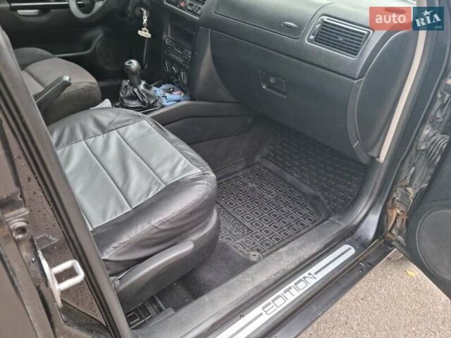 Черный Фольксваген Гольф, объемом двигателя 1.4 л и пробегом 300 тыс. км за 3900 $, фото 6 на Automoto.ua