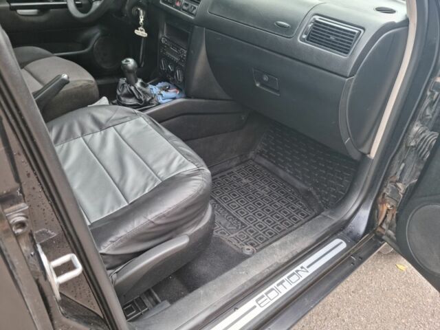 Черный Фольксваген Гольф, объемом двигателя 1.4 л и пробегом 300 тыс. км за 3900 $, фото 7 на Automoto.ua