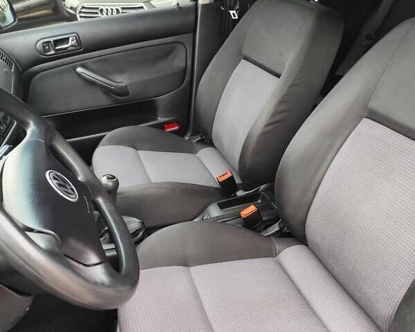 Черный Фольксваген Гольф, объемом двигателя 1.39 л и пробегом 212 тыс. км за 4700 $, фото 21 на Automoto.ua