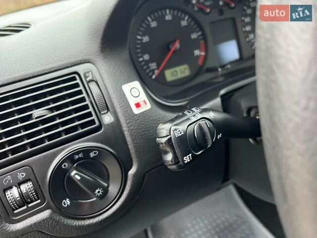 Черный Фольксваген Гольф, объемом двигателя 1.6 л и пробегом 136 тыс. км за 5700 $, фото 32 на Automoto.ua