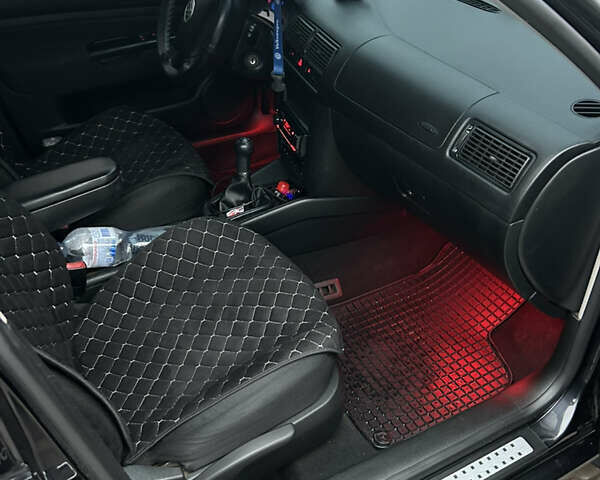 Черный Фольксваген Гольф, объемом двигателя 1.6 л и пробегом 244 тыс. км за 5000 $, фото 10 на Automoto.ua