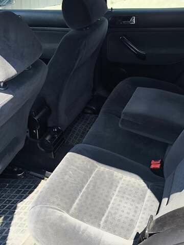 Черный Фольксваген Гольф, объемом двигателя 1.39 л и пробегом 311 тыс. км за 3800 $, фото 6 на Automoto.ua