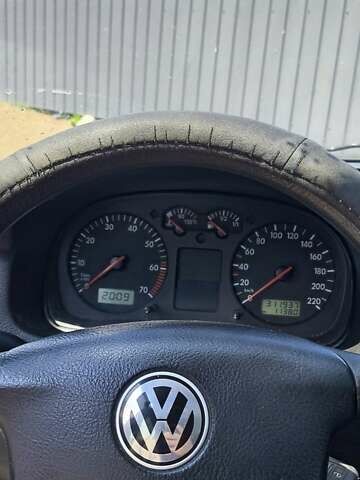 Черный Фольксваген Гольф, объемом двигателя 1.39 л и пробегом 311 тыс. км за 3800 $, фото 5 на Automoto.ua