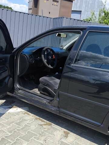 Черный Фольксваген Гольф, объемом двигателя 1.39 л и пробегом 311 тыс. км за 3800 $, фото 4 на Automoto.ua