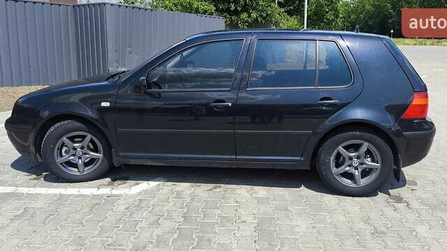 Черный Фольксваген Гольф, объемом двигателя 1.39 л и пробегом 311 тыс. км за 3800 $, фото 1 на Automoto.ua