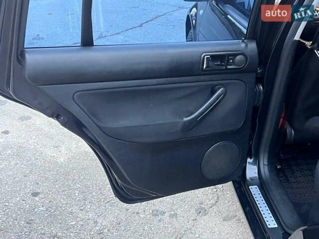 Черный Фольксваген Гольф, объемом двигателя 1.6 л и пробегом 272 тыс. км за 4500 $, фото 13 на Automoto.ua