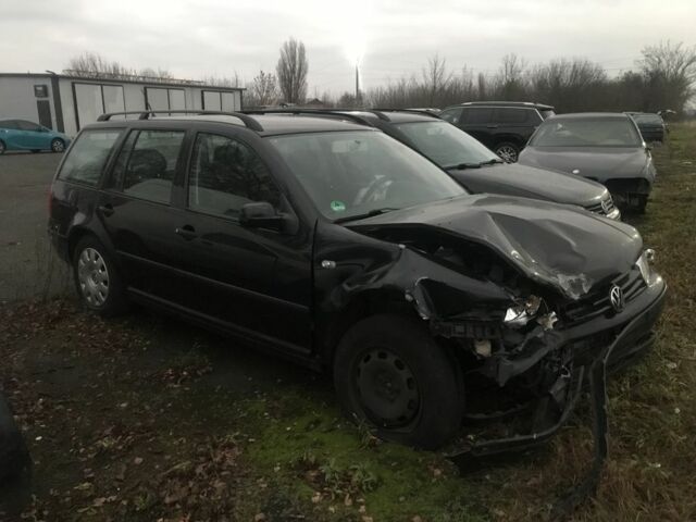 Черный Фольксваген Гольф, объемом двигателя 1.6 л и пробегом 220 тыс. км за 3750 $, фото 4 на Automoto.ua