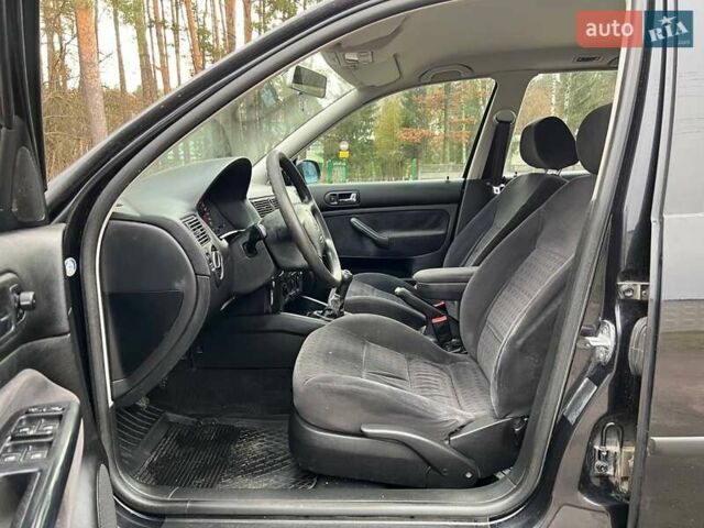 Черный Фольксваген Гольф, объемом двигателя 1.6 л и пробегом 241 тыс. км за 4200 $, фото 34 на Automoto.ua