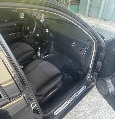 Черный Фольксваген Гольф, объемом двигателя 1.9 л и пробегом 300 тыс. км за 1400 $, фото 3 на Automoto.ua