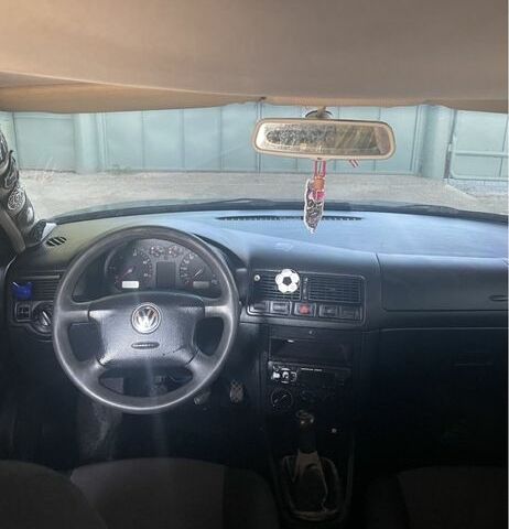 Черный Фольксваген Гольф, объемом двигателя 1.9 л и пробегом 300 тыс. км за 1400 $, фото 2 на Automoto.ua