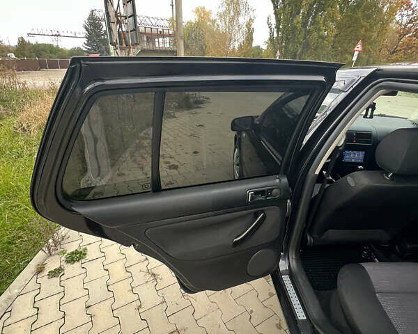 Черный Фольксваген Гольф, объемом двигателя 1.39 л и пробегом 250 тыс. км за 4250 $, фото 15 на Automoto.ua