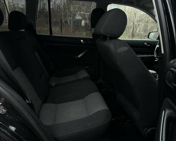 Черный Фольксваген Гольф, объемом двигателя 1.6 л и пробегом 282 тыс. км за 3950 $, фото 13 на Automoto.ua